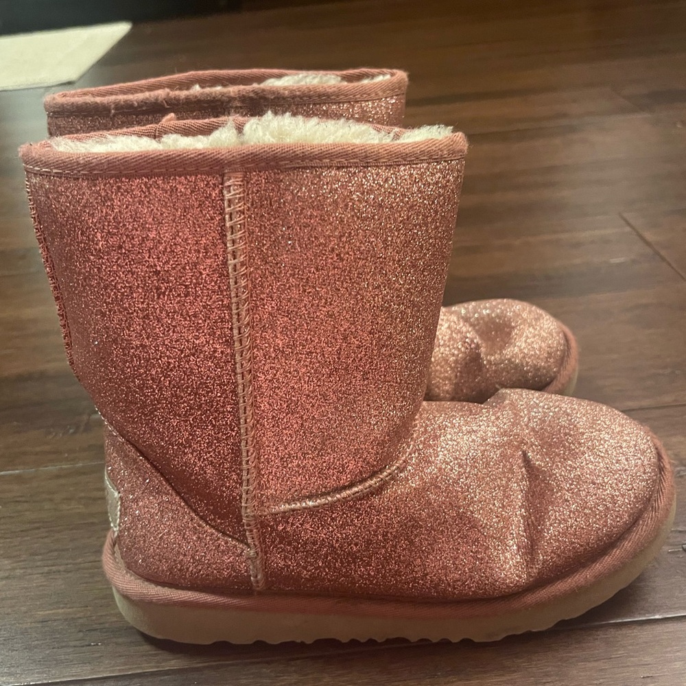 KIDS PINK GLITTER UGG BOOTS
SIZE- GIRLS 2